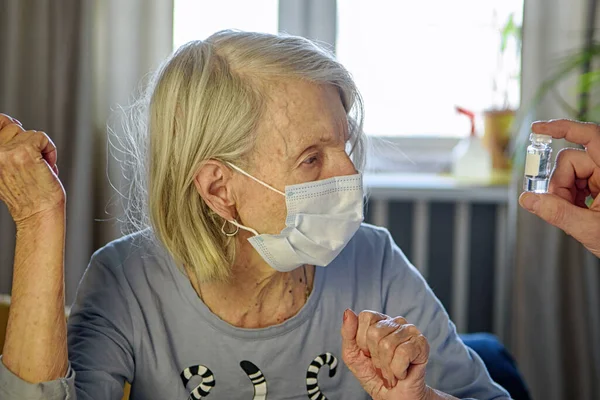 Abuela Anciana Años Enmascarada Casa Escucha Las Recomendaciones Del Médico — Foto de Stock