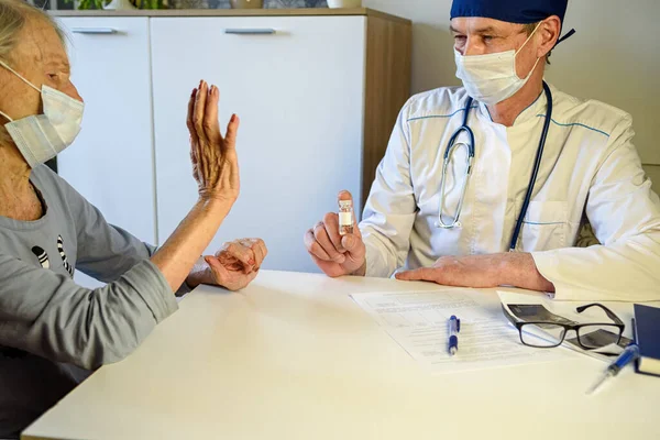 Médico Que Atiende Ayuda Una Abuela Anciana Negativa Años Paciente — Foto de Stock