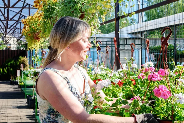 Floristas Mujer Trabajando Con Flores Invernadero — Foto de Stock