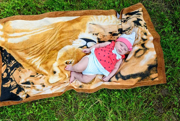 Detailní Záběr Portrét Měsíční Novorozené Dívky Bělošské Rasy Ručníku Venku — Stock fotografie