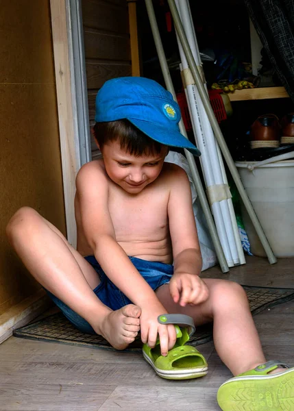 Five Year Old Boy Floor Puts His Sandals His Feet — Stock Photo, Image