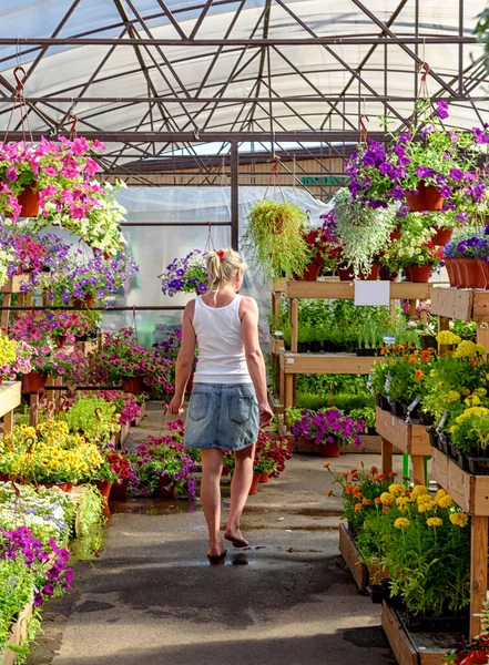 Giovane Ragazza Cammina Piedi Nudi Attraverso Centro Giardino — Foto Stock