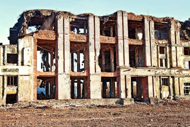 tuğla ve betondan yapılmış eski bir bina..