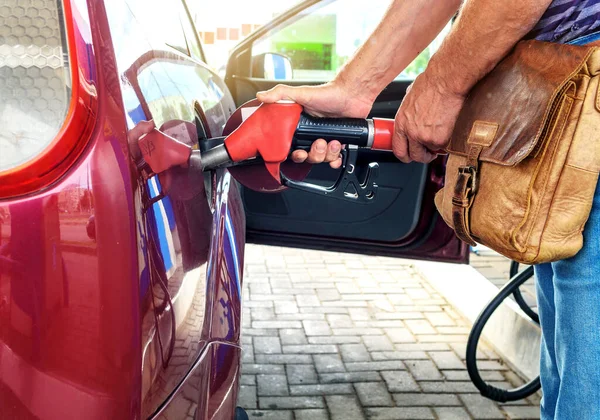 Mãos Masculinas Reabastecendo Carro Passageiros Segurar Uma Bomba Combustível Vermelho — Fotografia de Stock