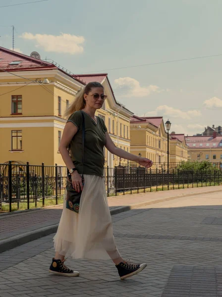 Bella Giovane Donna Con Una Gonna Lunga Una Borsa Che — Foto Stock