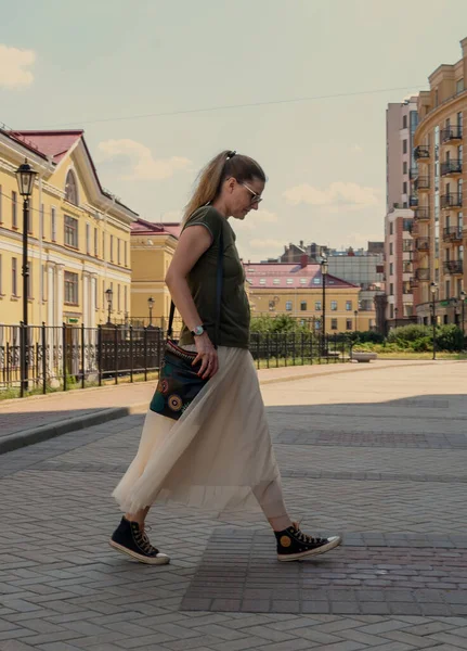 Bella Giovane Donna Con Una Gonna Lunga Una Borsa Che — Foto Stock