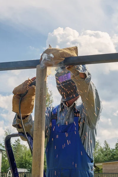 Man Lasser Een Lasmasker Constructie Uniform Beschermende Handschoenen Kookt Metaal — Stockfoto