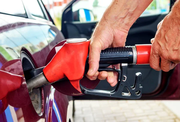 Mężczyzna Ręce Tankowanie Samochód Osobowy Trzymać Czerwony Pompa Paliwa — Zdjęcie stockowe