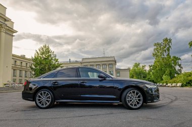 Saint Petersburg, Rusya-18 Ağustos 2021 'de siyah bir Audi A6 şehirde park halindedir. Yan görünüm.