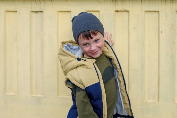 Garçon Cinq Ans Gilet Joue Près Mur Jaune Tendance Automnale — Photo