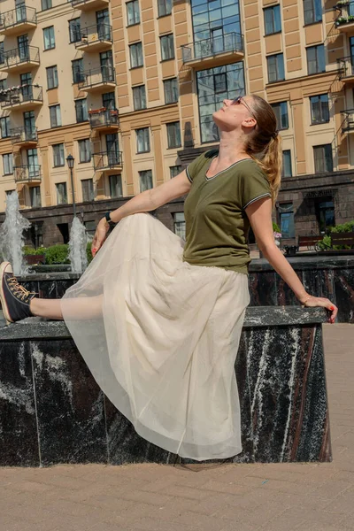 Una Giovane Donna Attraente Con Capelli Lunghi Vestita Con Una — Foto Stock