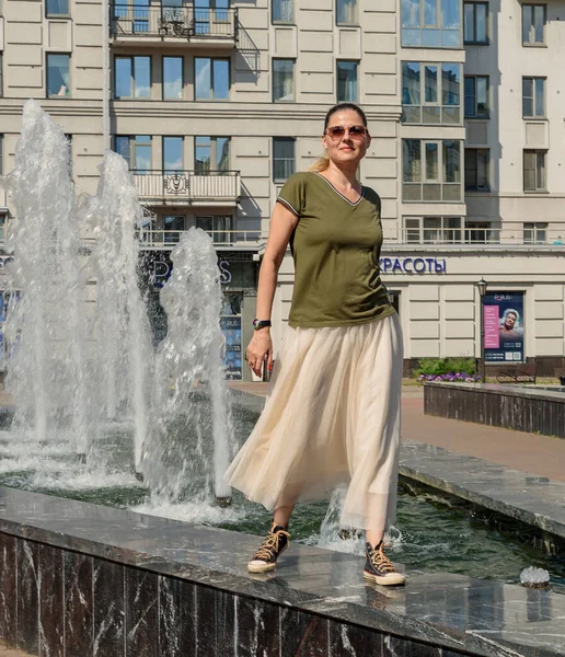 Una Giovane Donna Attraente Con Capelli Lunghi Vestita Con Una — Foto Stock