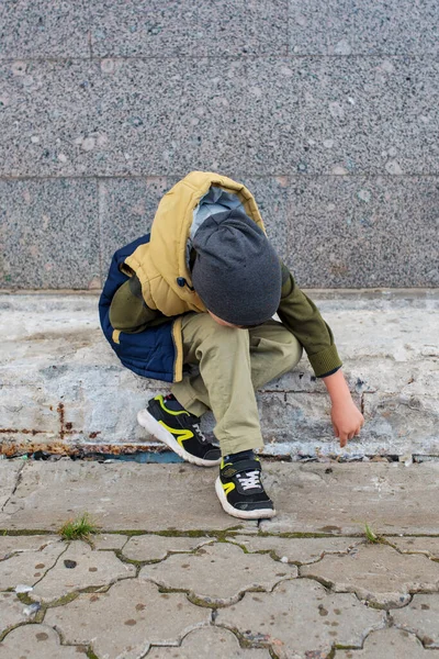 Şehir Parkında Yaşlarında Üzgün Sıkılmış Bir Çocuk — Stok fotoğraf