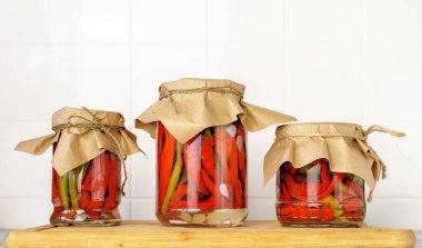 Acı biber konserveleri. Chili biberi. Sebzeli tarım geçmişi. Hasat. Konserve sebze satışı