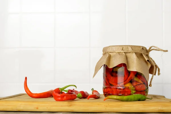 Casulos Enlatados Pimenta Amarga Pimenta Fundo Agrícola Com Legumes Colheita — Fotografia de Stock