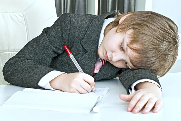 Genç okul çocuğu.