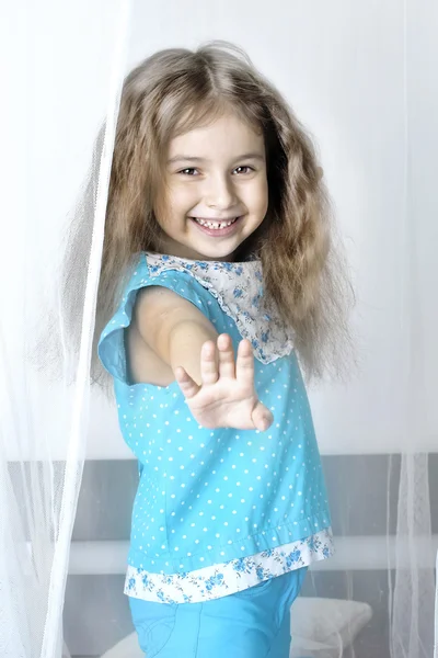 Girl reached out between the curtains — Stock Photo, Image