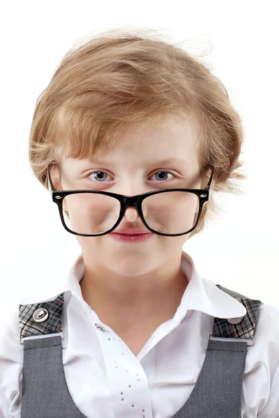 Fille avec des lunettes montre une estimation sur un fond blanc — Photo