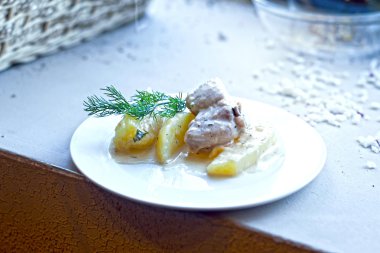 Tavşan ile küçük yemek Idaho patates (tavuk)