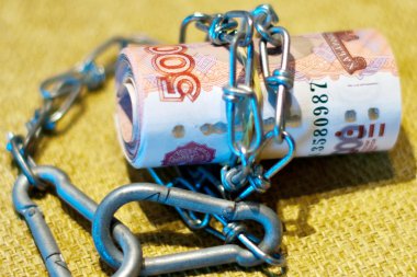 Rus para bir zincir içinde sarılmış