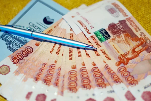 Russische geld uit de bank passbook — Stockfoto