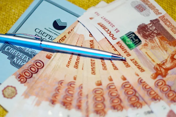 Russische geld van een bank spaarboekje en pen — Stockfoto