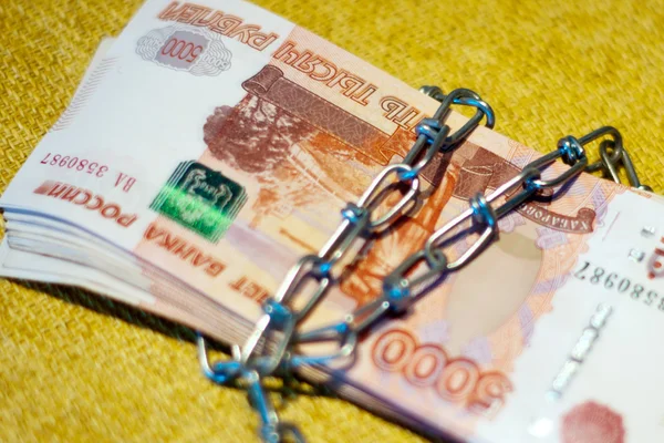 Russische geld verpakt in een keten — Stockfoto