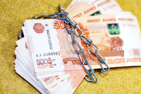 Russisches Geld in Kette gewickelt — Stockfoto