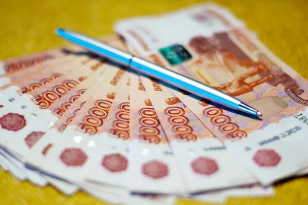 Russische geld en pen — Stockfoto