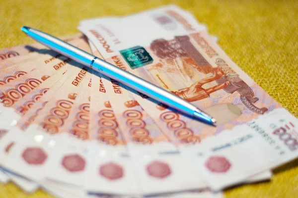 Ruské peníze a pero — Stock fotografie