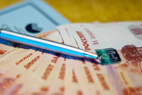 Russische geld uit de bank passbook — Stockfoto