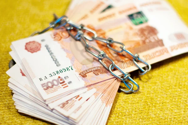 Russische geld verpakt in een keten — Stockfoto