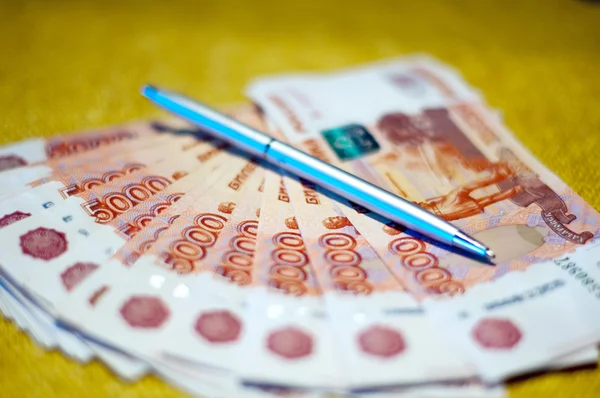 Russische geld en pen — Stockfoto