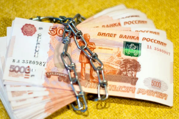 Rus para bir zincir içinde sarılmış