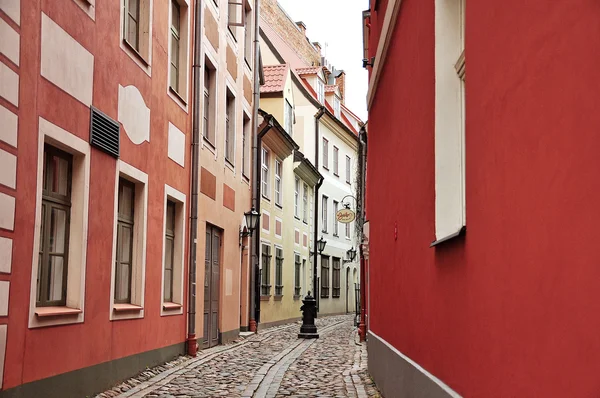 Vecchia strada stretta a Riga — Foto Stock