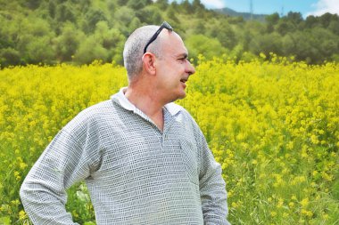 çiçekli bir alanda çiftçi