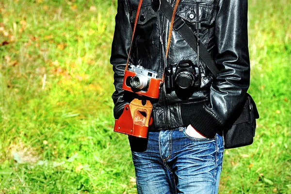 Fotograf mit zwei Kameras für einen Spaziergang — Stockfoto