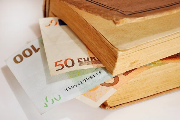 Geld in het boek — Stockfoto