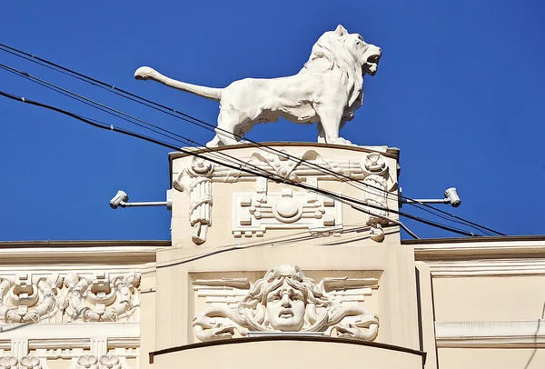 The figure of a lion on the roof — Stock fotografie