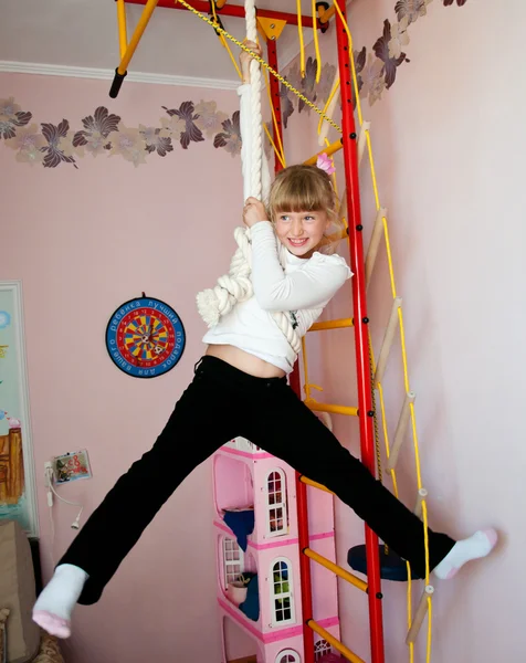 Enfant dans une aire de jeux — Photo