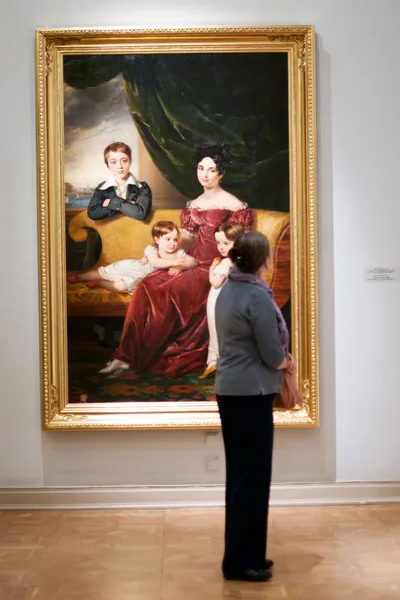 Зритель видит картину в музее — стоковое фото