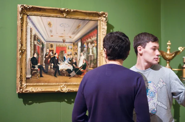 Мужчины смотрят картины в музее — стоковое фото