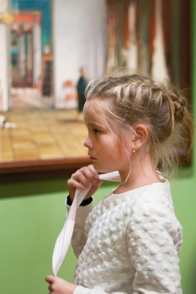 Dziewczyna szuka obrazy w Muzeum — Zdjęcie stockowe