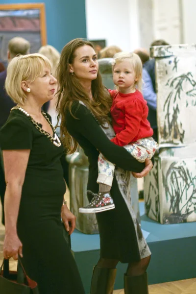 Frau mit Kind in der Ausstellung — Stockfoto