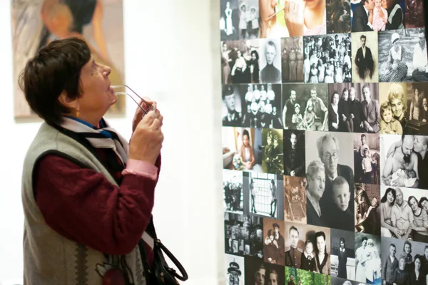 Женщина, смотрящая на картины на выставке, РОССИЙСКИЙ МУЗЕЙ , — стоковое фото