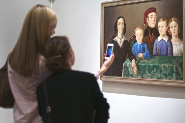 Две женщины фотографируются на мобильный телефон в музее — стоковое фото