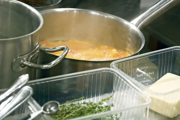 Cocinar sopa en la cocina del restaurante —  Fotos de Stock