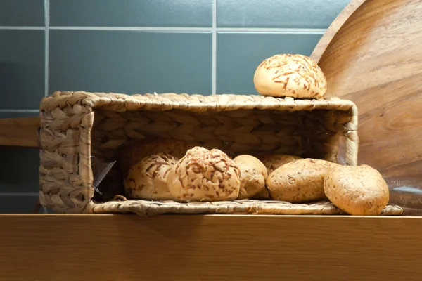 Bröd i en flätad korg — Stockfoto