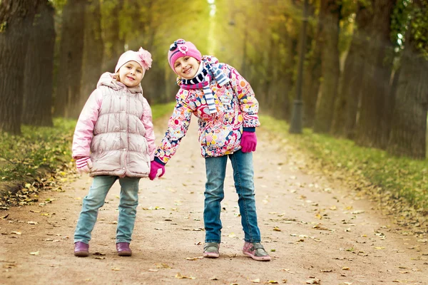 Dwie dziewczyny gry w parku w jesieni — Zdjęcie stockowe