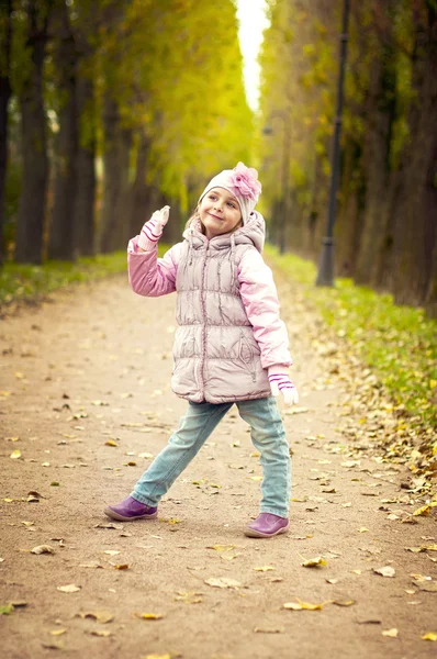 Dziewczynka bawiąca się w parku — Zdjęcie stockowe